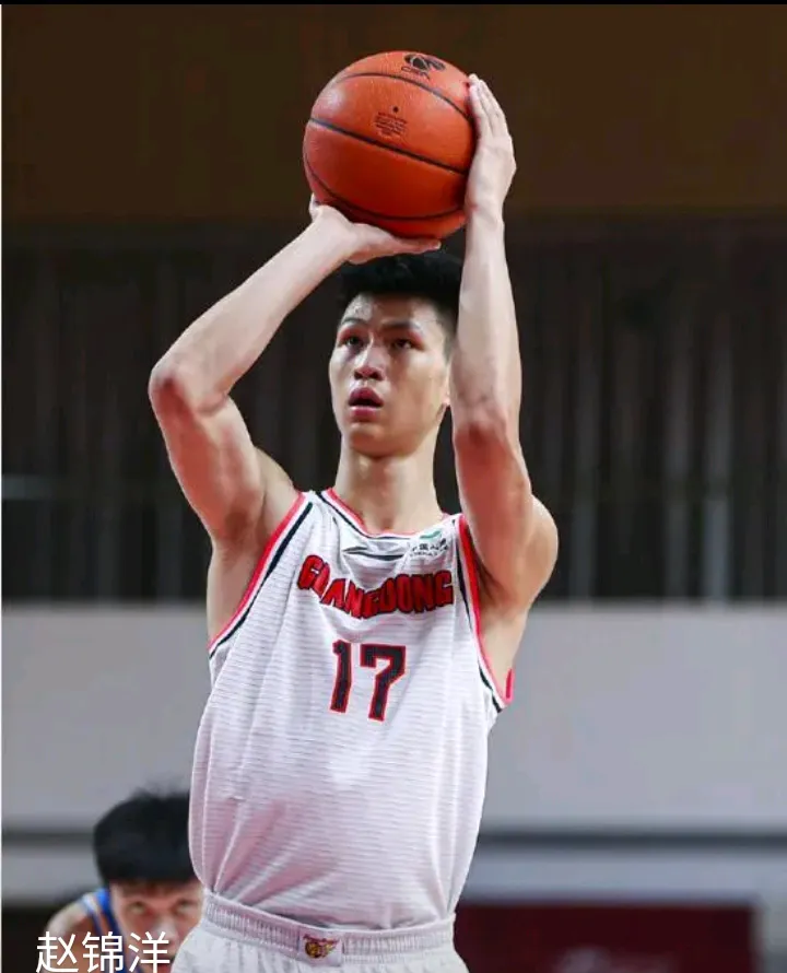 转折点！广东宏远复出首秀，法甲窗口期攻防权衡，赛场秩序良好，球探报告显示潜力的简单介绍